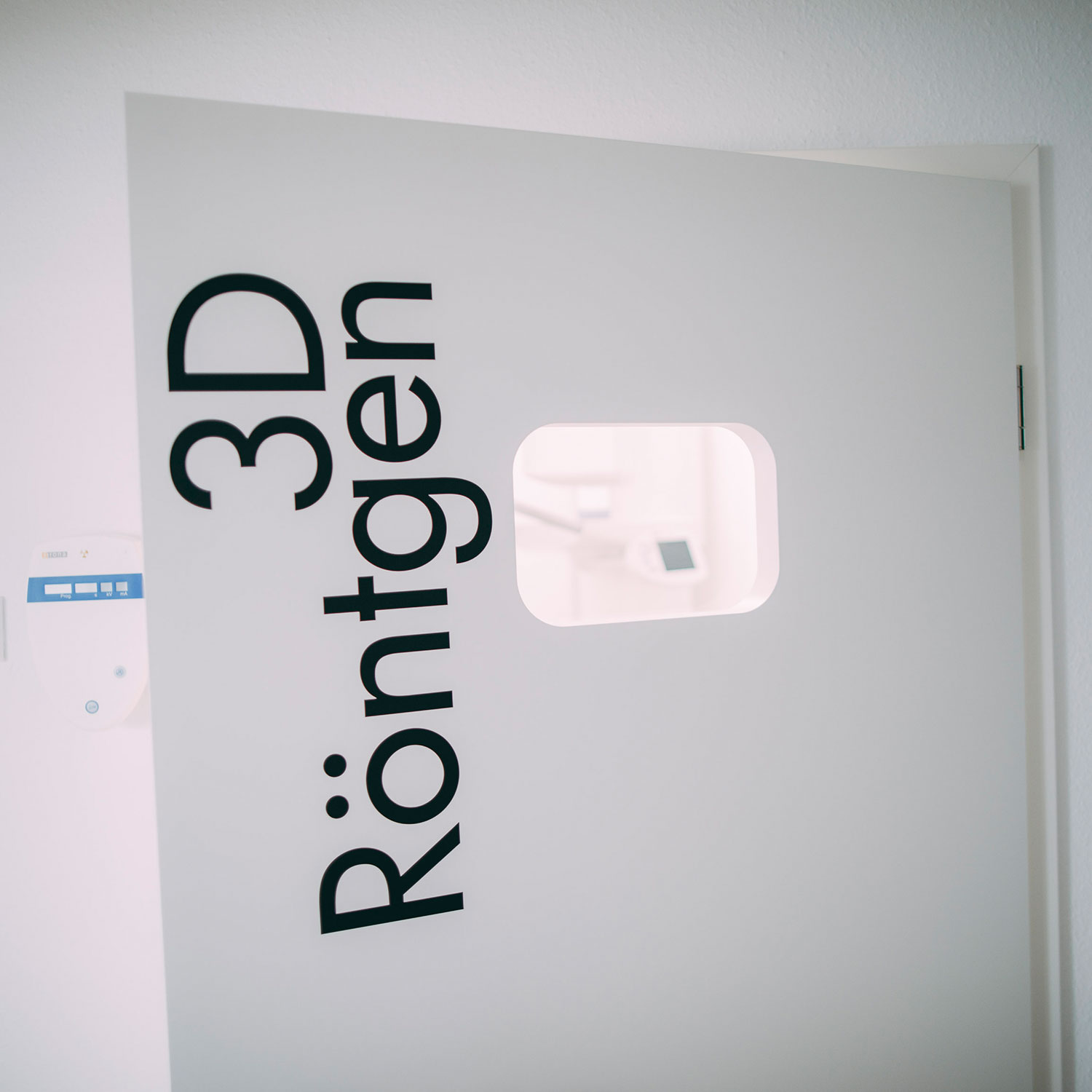 Die Tür zum 3D-Röntgen bei den Zahnärzten am Lutherplatz in Langen.