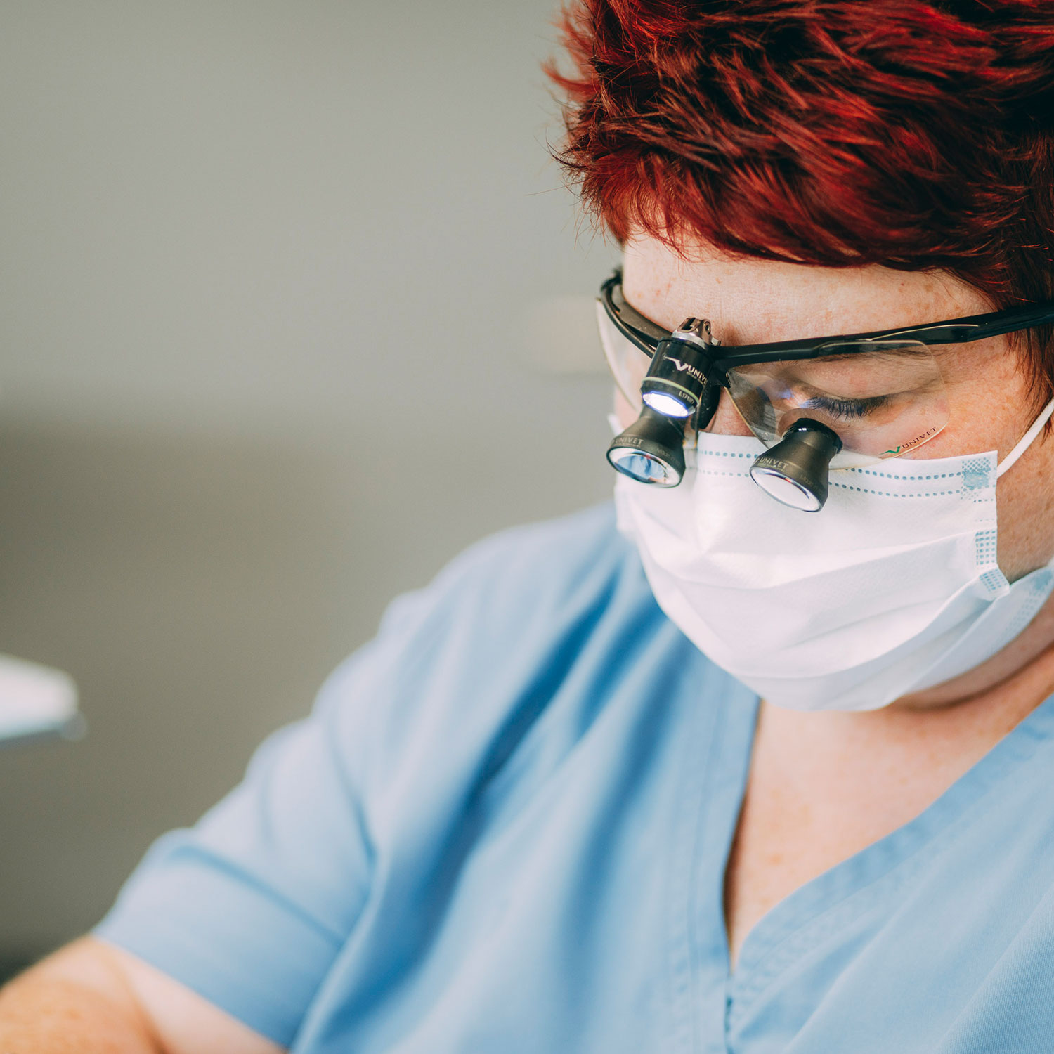 Detailaufnahme einer Mitarbeiterin während einer parodontologischen Behandlung bei den Zahnärzten am Lutherplatz in Langen.