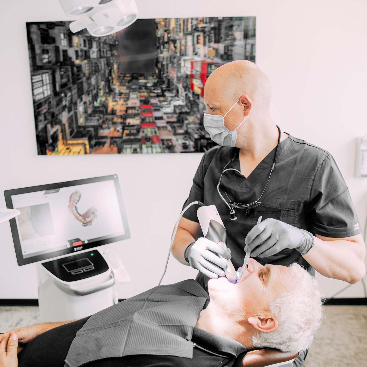Dr. Greßbach wendet das Cerec-Verfahren bei einem Patienten an bei den Zahnärzten am Lutherplatz in Langen.