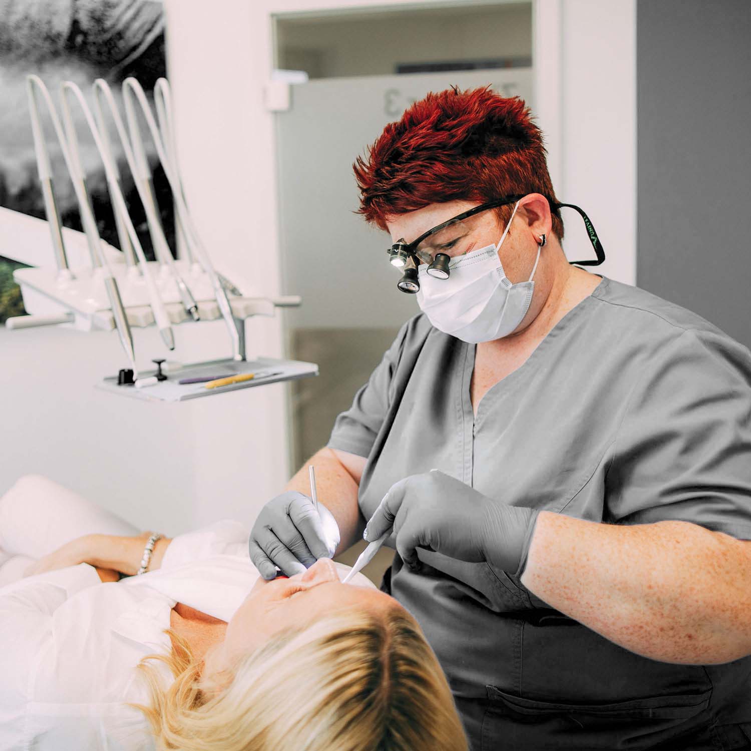 Eine Mitarbeiterin in einer parodontologischen Behandlung um Entzündungen vorzubeugen bei den Zahnärzten am Lutherplatz in Langen.