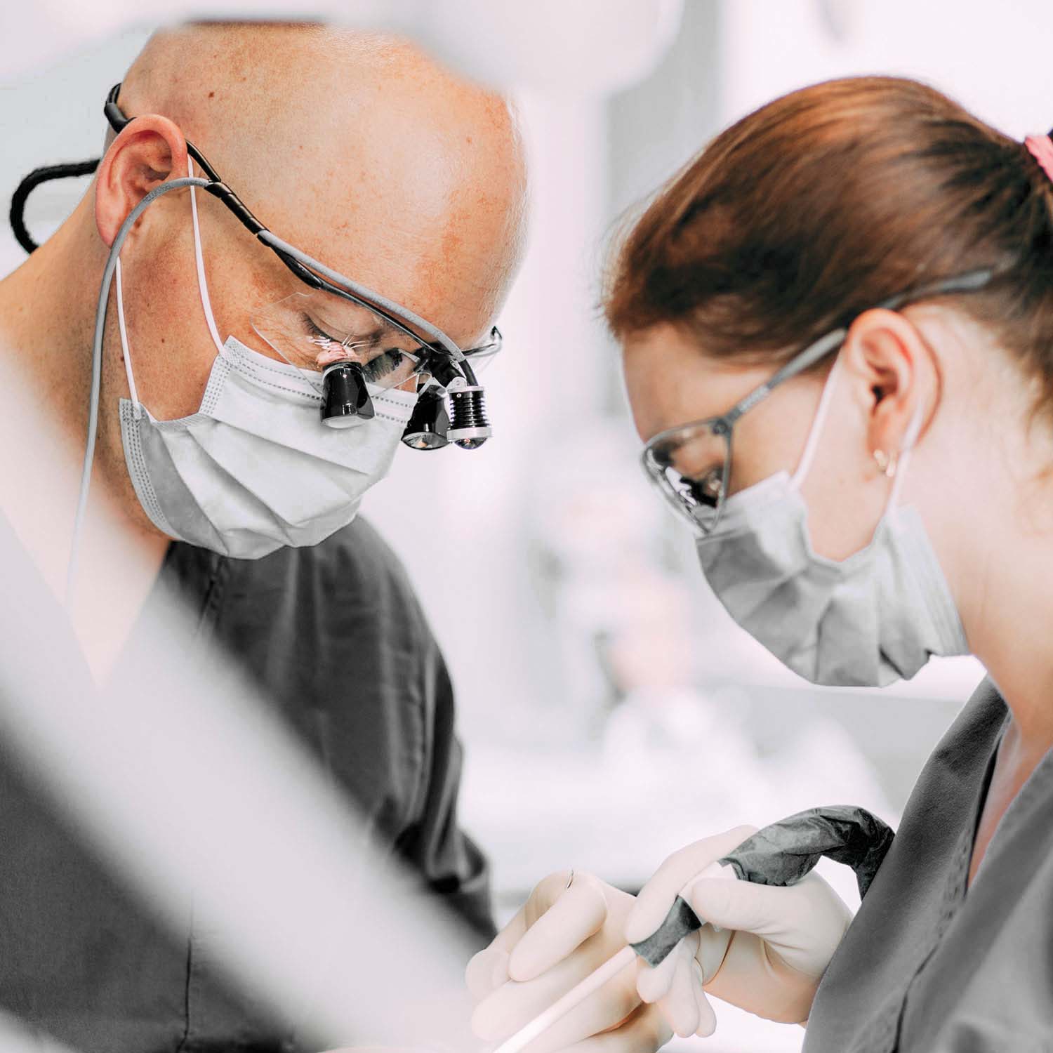 Dr. Greßbach und eine Mitarbeiterin in einer Behandlung mit Zahnimplantaten bei den Zahnärzten am Lutherplatz in Langen.