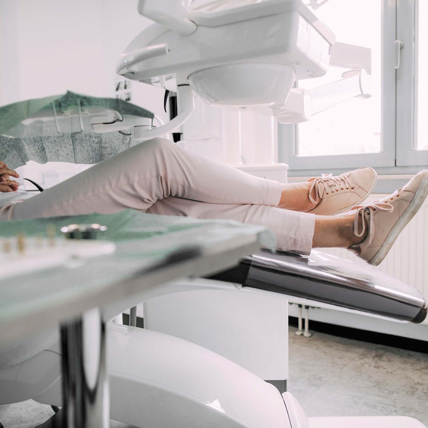 Die entspannten Beine einer Patientin bei einer Zahnimplantate-Behandlung unter Vollnarkose bei den Zahnärzten am Lutherplatz in Langen.