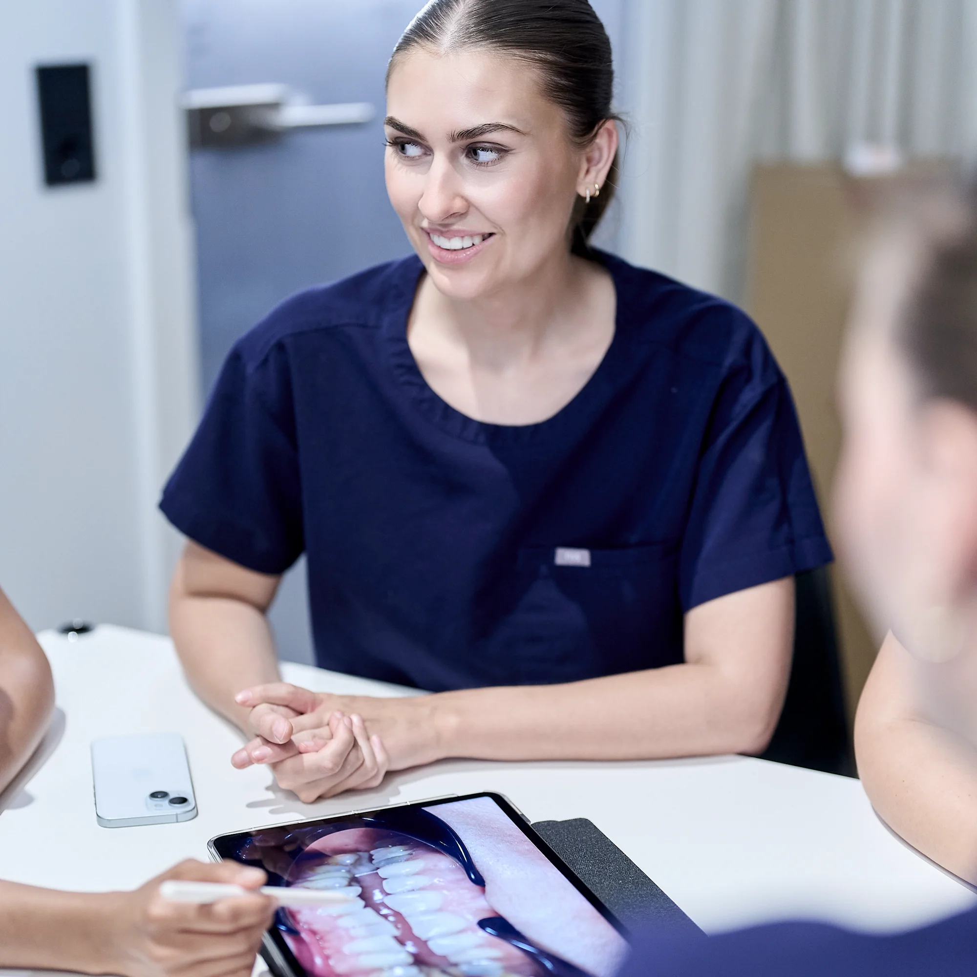 Zahnärztin berät Patient im Behandlungszimmer für CEREC bei Greßbach + Kollegen Zahnärzte am Lutherplatz